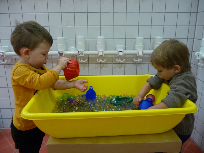 Beim Spielen mit Wasserperlen wird die taktile und haptische Wahrnehmung der Kinder gefördert. Sie haben die Möglichkeit durch Kippen und Gießen ihre Bewegungsabläufe zu üben. 