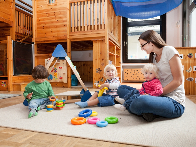 In der Krippengruppe T2  haben ältere  Kinder die Möglichkeit. Zum ruhigen Spielen können sich  Kleingurppen  in die Ebenen zurück ziehen.