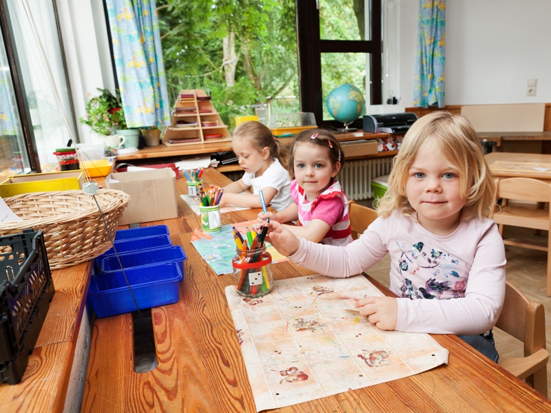 Im Nebenraum der T1 Gruppe können die Kinder ihre Ideen umsetzen, indem gebastel, gemalt, gehämmert und experimentiert wird.