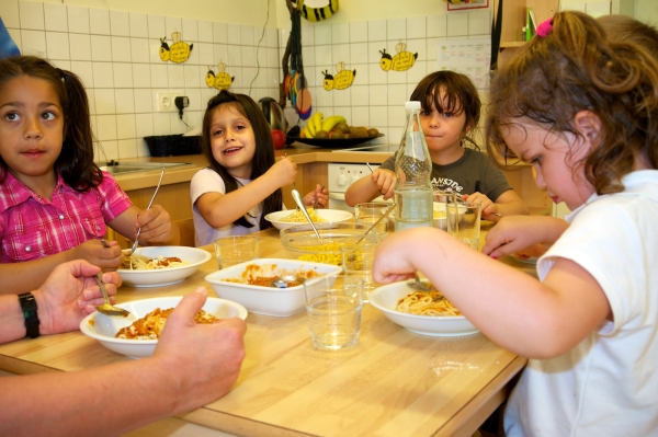 Die Kinder beim Mittagessen
