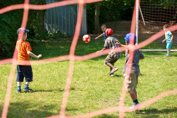 Fußball fördert den Gemeinschaftssinn.