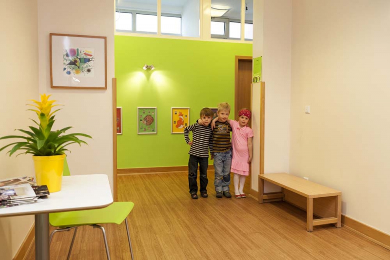 Großzügige Flure verbinden die Räume der jeweiligen vier Kindergruppen miteinander und mit dem Bewegungsraum, der Küche und Funktionsräumen in der ersten Etage des Familienzentrums. 