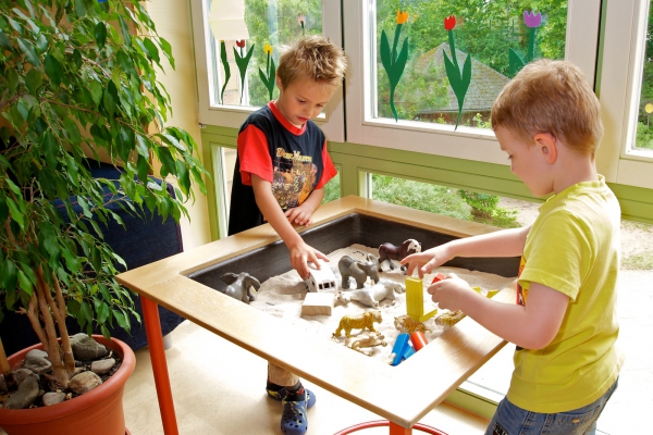 Kreative Kinder - in der Sandwanne wird fantasievoll gespielt