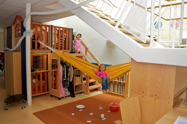 Im Flurbereich sind das Raumhaus und die Hängematte ein begehrter Treffpunkt