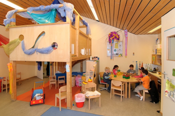 Offene und gemütliche Räumlichkeiten ermöglichen den Kindern täglich, viele verschiedene Abenteuer mit anderen Kindern zu erleben.