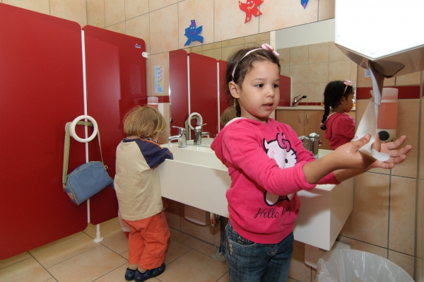 Kindgerechte Rituale unterstützen die täglich notwendige Körperpflege und tragen zur Gesunderhaltung der Kinder bei.