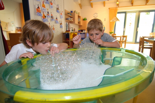 Möglichkeiten zum Experimentieren, Forschen und Entdecken gewähren wir unseren Kindern auf ganz unterschiedliche Art und Weise. Dabei orientieren wir uns an den individuellen Bedürfnissen der