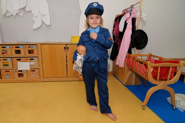 Rollenspiele finden bei uns tagtäglich statt. Indem die Kinder in unterschiedliche Rollen schlüpfen, knüpfen sie an eigene Erlebnisse und Erfahrungen an.