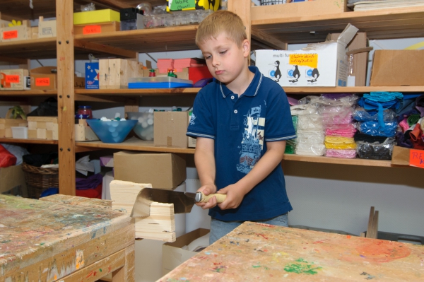 Unser Werkraum bietet den Kindern die Möglichkeit, sich mit verschiedenen Materialien auseinander zu setzen. Besonders beliebt ist der Umgang mit Holz und den entsprechenden Werkzeugen.