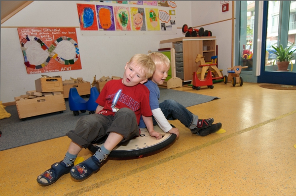 Bewegungserziehung bildet in unserer Kita einen wichtigen Schwerpunkt. Hierfür nutzen wir u.a. unseren Flurbereich mit unterschiedlichen Fahrzeugen.