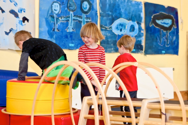 Der Mehrzweckraum wird für Bewegungsangebote, gestalterische Aktionen, Projekte und Veranstaltungen genutzt. Hier gestalten die Kinder im Freispiel großflächige Spiellandschaften für ihr Roll