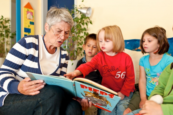 In den Nebenräumen können Aktionen und Projekte stattfinden. Eine "Vorlesepatin" des Initiativkreises "Düsseldorf liest vor" begeistert die Kinder wöchentlich mit Geschichten und Bilderbücher