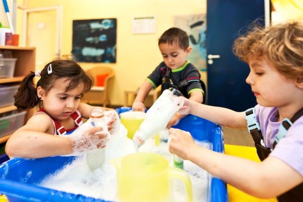 In der "Forscherecke" werden mit einfachen Experimenten aus dem Alltag und dem Umfeld der Kinder Phänomene aus Natur und Technik erforscht und spielerisch neue Erkenntnisse und Zusammenhänge 