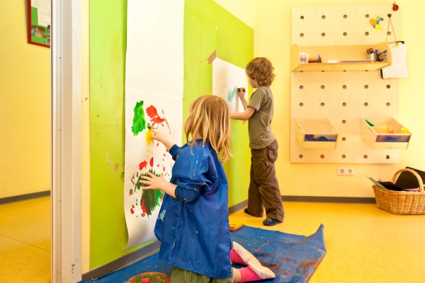 Für das gestalterische Erleben und Experimentieren werden unterschiedliche Materialien angeboten. Hierbei steht die individuelle Schöpfungskraft und Ausdrucksfähigkeit der Kinder im Mittelpun