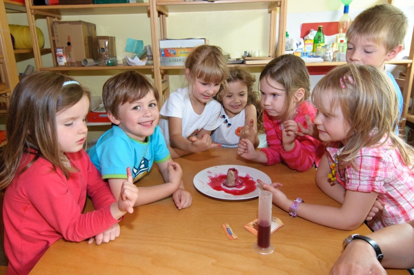 In unserer naturwissenschaftlichen Experimentierecke werden die Kinder zu begeisterten Forschern.