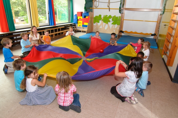 In der Turnhalle bieten wir geplante und regelmäßige Turnangebote und spontane Bewegungsspiele an.