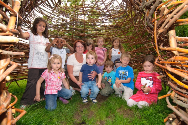 Das Weidenhaus wurde von Vätern und Kindern unseres Familienzentrums selbst gebaut.