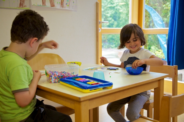 Die Kinder lieben es mit bunten Perlen kreativ zu gestalten. Sie erstellen eigene   Farbmuster oder fädeln diese auf und entwickeln damit ihre Feinmotorik weiter.