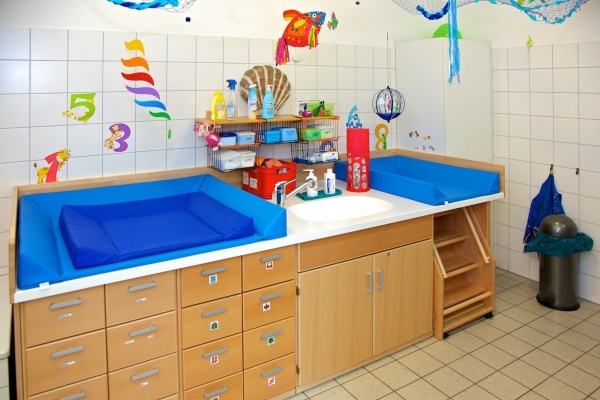 Unsere geräumige Wickeleinheit bietet genügend Platz für die Pflege unserer jüngeren Kinder.