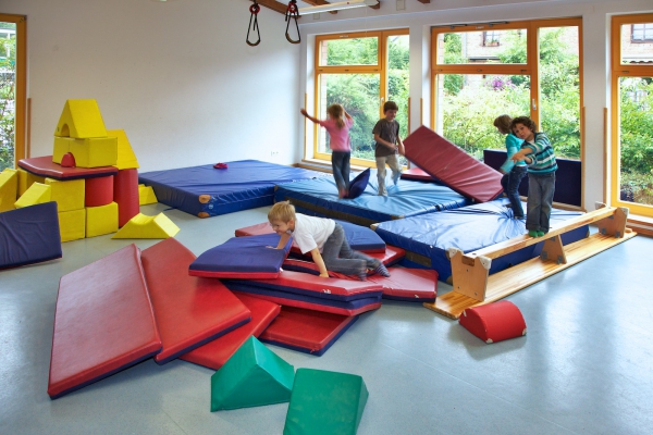 Die Kinder bauen gemeinsam eine Bewegungbaustelle auf und probieren diese aus.