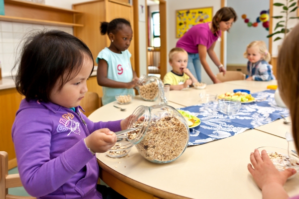 Verschiedene Bio-Müsli sowie Obst- und Rohkostteller stehen unseren Kindern während des Tages als Zwischenmahlzeit zur Verfügung.