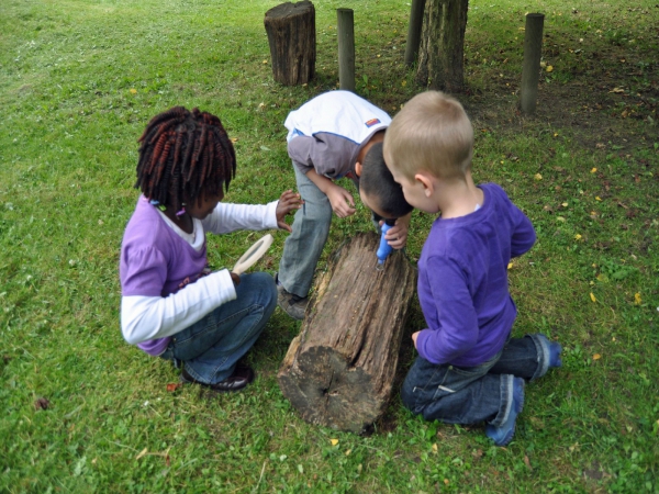Unsere Kinder experimentieren mit Begeisterung. Sie wollen die Welt entdecken. Durch das Beobachten und Erforschen von natürlichen Lebenszyklen in der Natur werden sie an diverse Themen heran