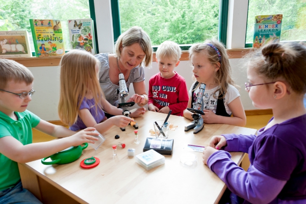Als Haus der kleinen Forscher begleiten die Erzieherinnen die Kinder bei Ihrer Entdeckungsreise, fördern den Forschergeist und machen naturwissenschaftliche Phänomene für Kinder begreifbar.