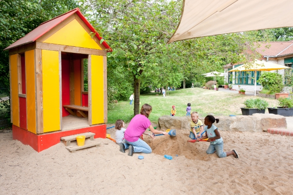 Ein eigener Sandspiel- und Matschbereich steht unserer Familiengruppe zur Verfügung.