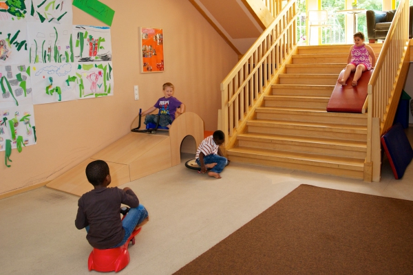 In der Halle treffen sich Kinder aus unterschiedlichen Gruppen zu Spiel und Sport.