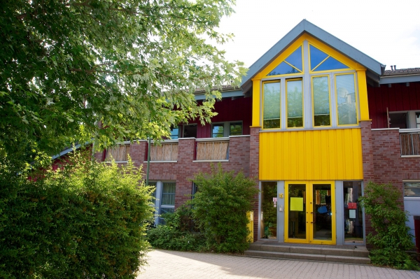 Wir würden uns freuen, Sie und Ihr Kind in diesem Haus begrüßen zu dürfen.