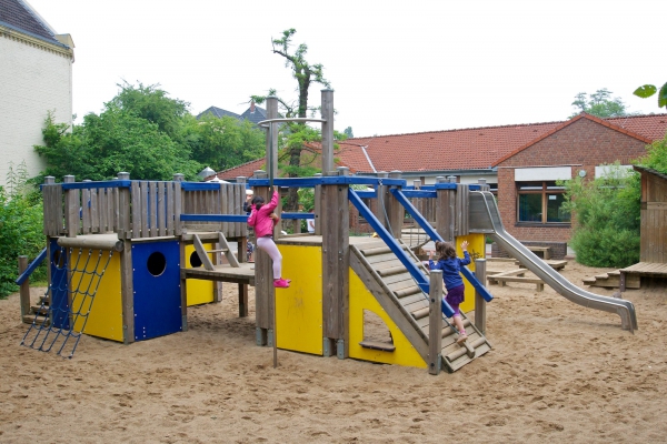 Hinter dem Klettergerüst versteckt sich noch eine Wassermatschanlage, Spielehäuschen, gemütliche Sitzecken, Gemüsebeete und ganz viel zu entdecken.