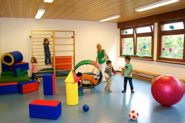  In unserem hellen, schönen Mehrzweckraum: Spiel, Sport, Bewegung und Spaß wird bei uns GROß geschrieben!