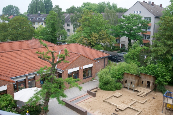 Das Familienzentrum befindet sich in einem Wohngebiet, in einer verkehrsberuhigten Zone, mit viel altem Baumbestand. 