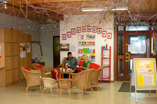 Eltern gehören bei uns immer mit dazu, denn mit Ihnen gemeinsam können wir Ihre Kinder optimal fördern. Unser Elterncafé ist täglich geöffnet und wir haben  ein "offenes Ohr" für alle Ihre An