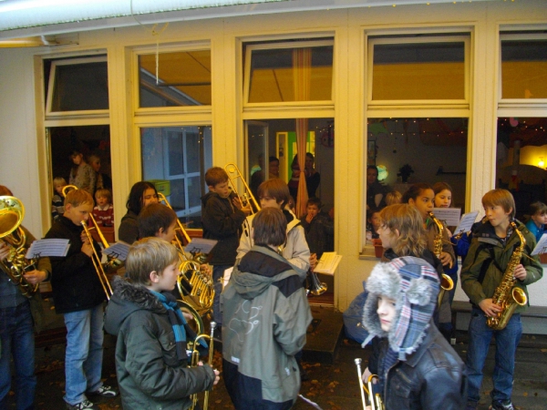 Vernetzung im Stadtteil; Besuch der "Bläserklasse" des Kobi zu St. Martin