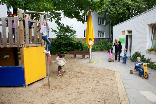 Die unterschiedlichen  Spielbereiche auf dem Außengelände regen die Kinder an, die Umgebung je nach Interesse und Fantasie zu nutzen und vielseitige Erfahrungen zu sammeln.