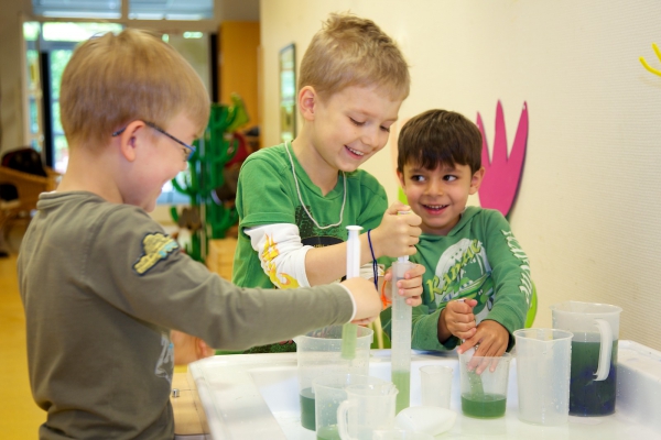 Kinder lieben es Dinge zu entdecken.
Sie forschen und experimentieren, um sich die Welt zu erschließen.