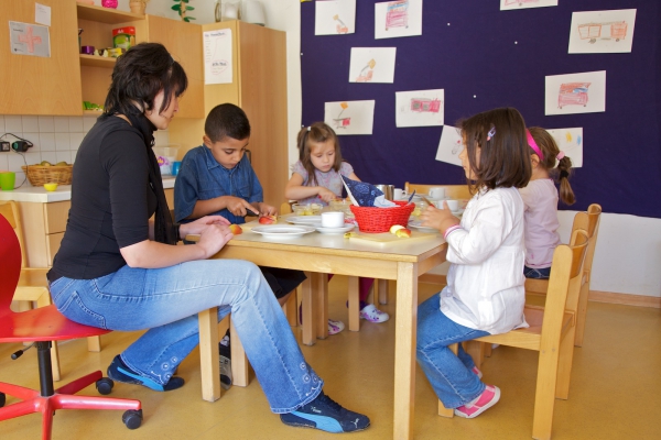 Gemeinsam bereiten die Kinder das Frühstück zu. In den Einrichtungen wird auf eine gesunde und ausgewogene Ernährung geachtet.
