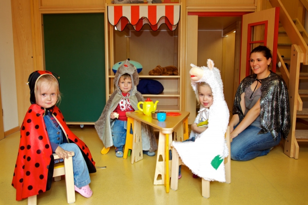 Schon Kinder unter 3 Jahren begegnen sich im gemeinsamen Rollenspiel. Auf diese spielerische Weise erleben sie das soziale Miteinander.