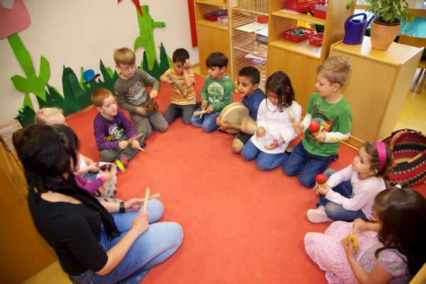 Musik stellt einen täglichen Begleiter im Kindergartenalltag dar. Sie fördert die Kinder auf vielseitige Art und Weise.