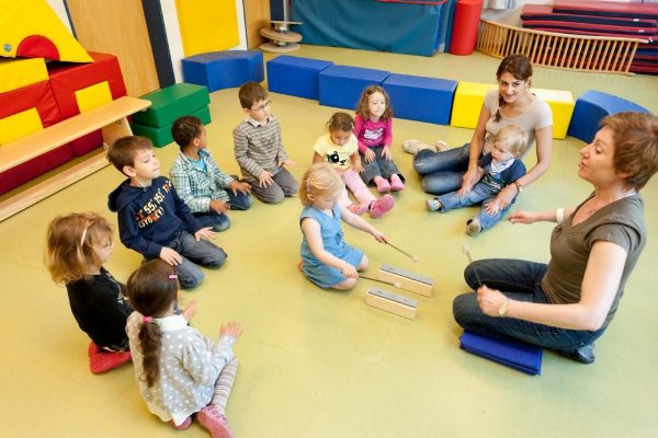 Die Kinder haben Freude am Musizieren und bringen damit Empfindungen und Gefühle zum Ausdruck