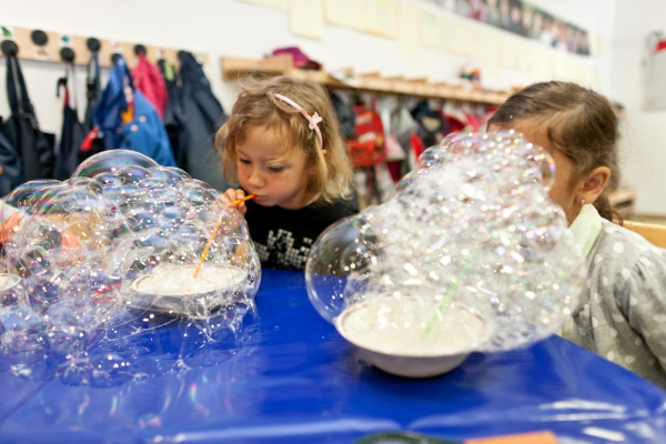 Durch das Erforschen und Experimentieren erkunden die Kinder physikalische Gesetze und naturwissenschaftliche Phänomene
