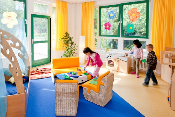 Im Rollenspiebereich schlüpfen die Kinder in verschiedene Charaktere, sie können Erlebtes verarbeiten und erweitern ihre Sozialkompetenzen