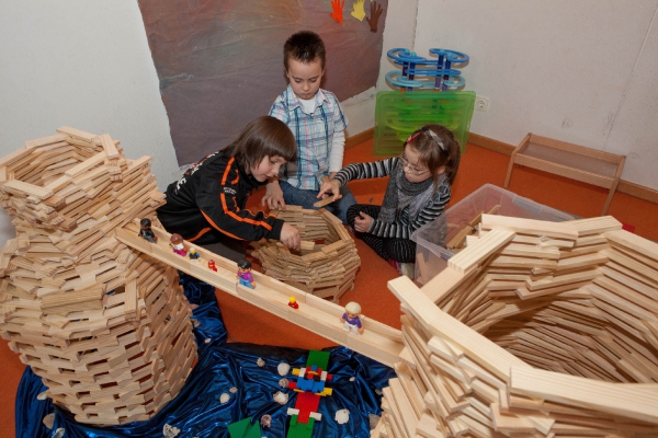 Kinder im Baufieber.