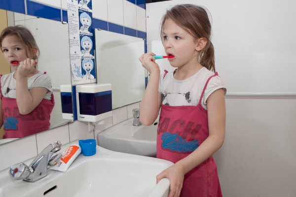 Gesund und fit mit vollwertiger Ernährung und Zahnhygiene.