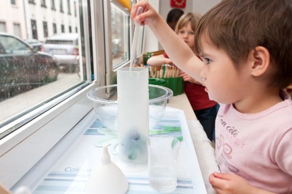 In der Experimentierecke haben die Kinder viel Spaß. Mit den ihnen angebotenen Materialien erforschen sie ihre kleine Lebenswelt. So können sie manche Antwort auf gestellte Fragenselbst finde