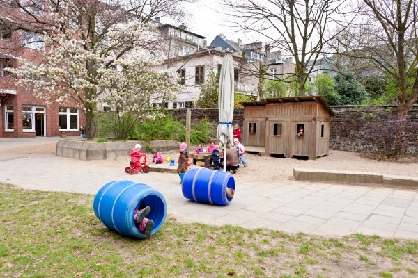 Das große Außengelände lädt zur Bewegung, Sport und Spiel ein. Die tägliche Nutzung bietet genügend Freiraum und Fläche zum Fahrzeug fahren, Fußballspiel, Naturbegegnungen und vieles mehr.