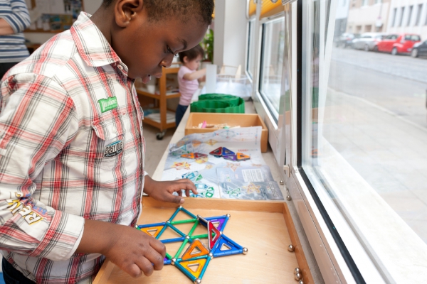 Dreidimensionales bauen mit Magnetteilen erfordert Fingerspitzengefühl, Geduld und Ausdauer. Die Kinder können alleine oder mit ihren Freunden das Material ausprobieren.