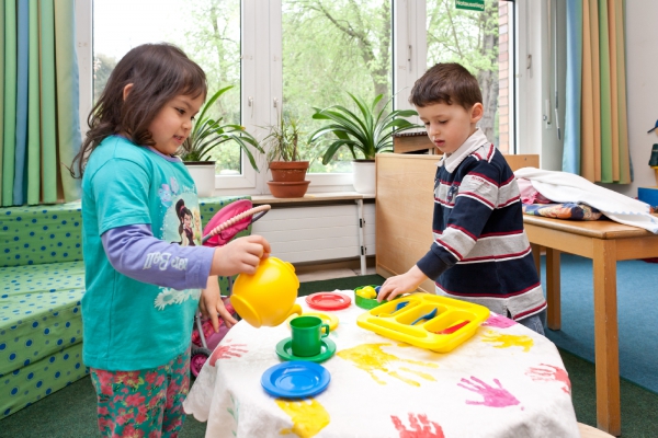 Im Rollenspiel verarbeiten die Kinder erlebte Situationen. In der Puppenecke stehen uhnen dafür Verkleidungssachen und viele ihnen bekannte Belebungsmaterialien zur Verfügung.