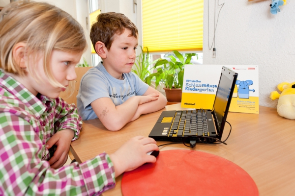 Die angehenden Schulkinder machen ihre Erfahrungen mit dem Laptop. Gemeinsam oder alleine wagen sich die Kinder an seine Funktion und an Lernspiele heran. Der Umgang mit weiteren Medien wird 